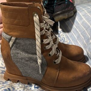 Sorel Brown and Gray Lace Up Boots